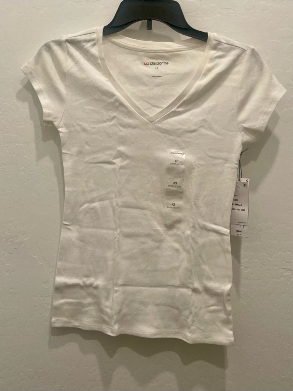 Liz Claiborne White V-Neck Short Sleeve Tee